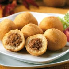 Bombas (patata rellena de carne picante)